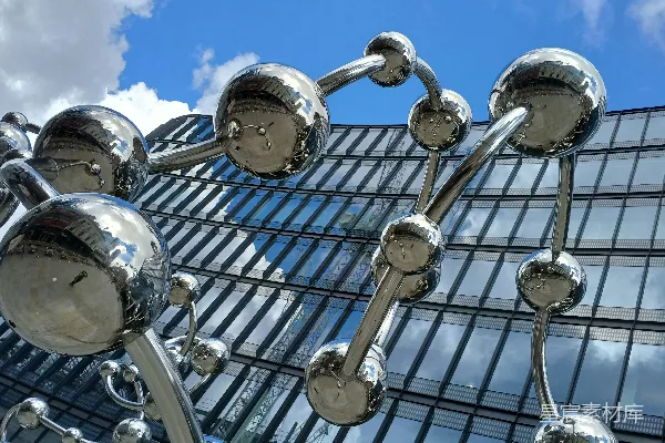 高清摄影 一座高大的建筑前有一座大型金属雕塑。