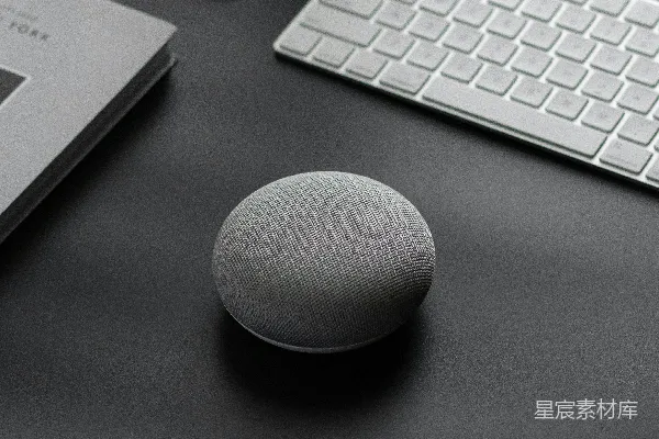 圆形灰色的Google Home Mini扬声器