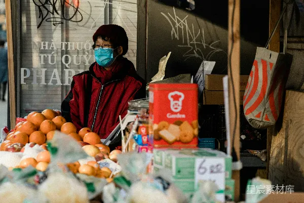 一个戴口罩的男人站在水果摊前