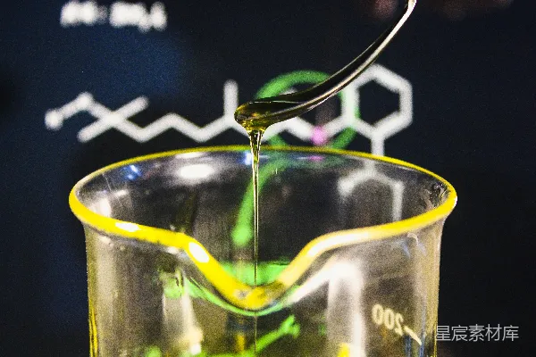 高清摄影 一杯绿色杯柄的啤酒