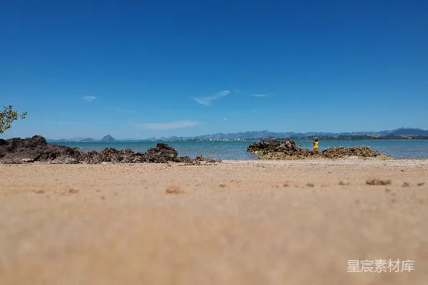 海滩上的人们在白天