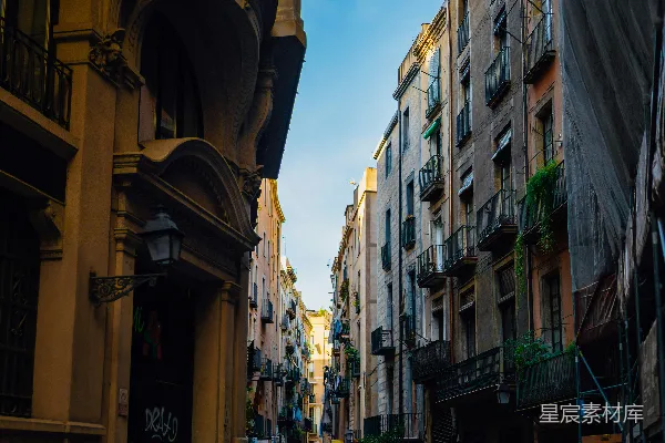 一条狭窄的城市街道两旁耸立着高大的建筑。