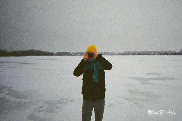 一个站在雪地里拍照的人