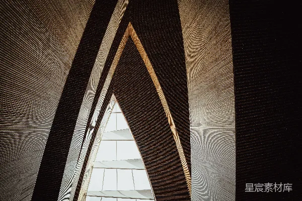 现代木质建筑带有三角形形状和窗户。