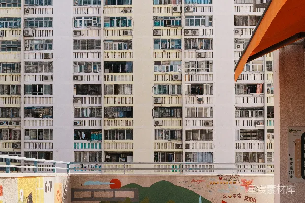 高公寓建筑有很多窗户和阳台。