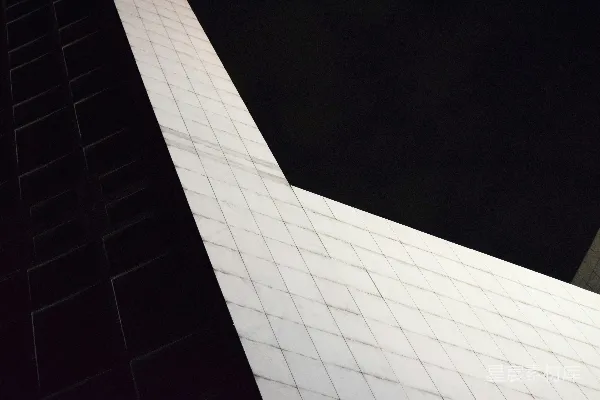夜晚中的白混凝土建筑