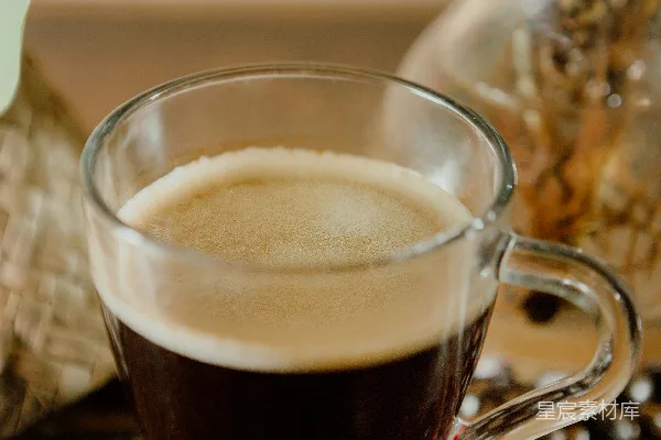 桌子上放置着一个木制桌子上的咖啡杯。