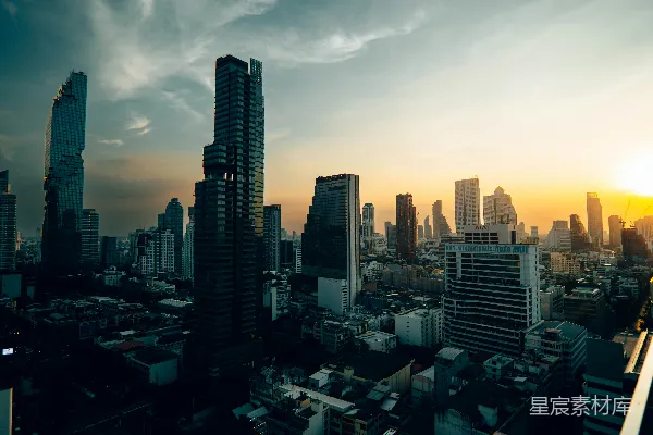 一幅黄昏时分的城市天际线图景