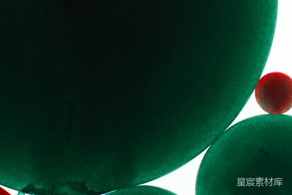 高清摄影 一个红绿相间的物体，背景为白色。