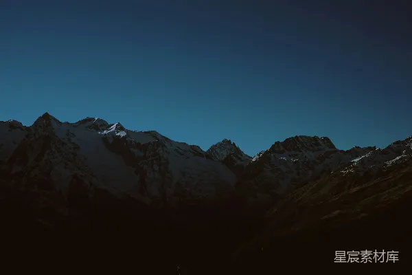 夜晚山巅的景色