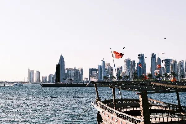 水面上的一叶扁舟，背景是城市。