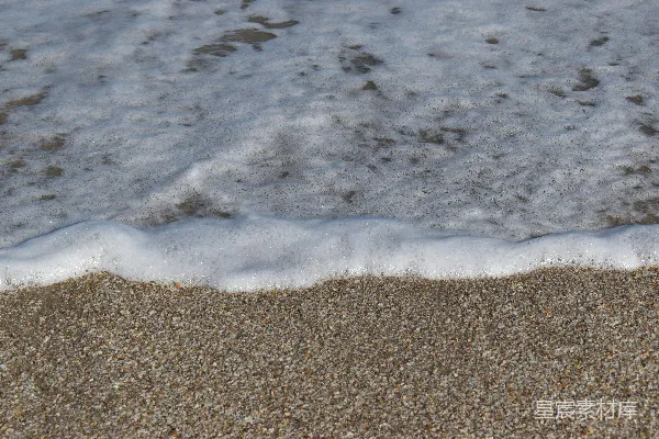 海滩上沙子和水的一处特写