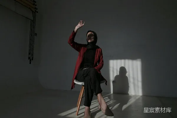 房间里的人摆姿势