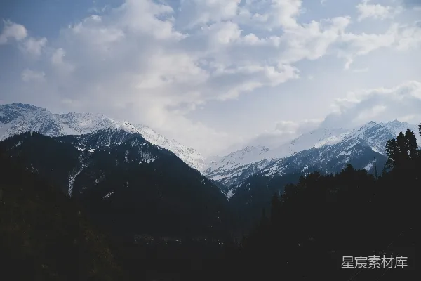 云中山雪覆盖。