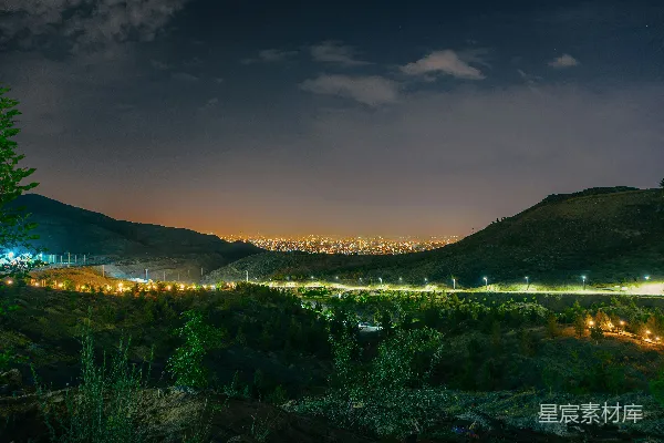 从山顶看夜间的城市景色