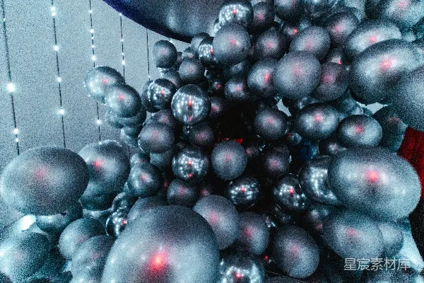 高清摄影 许多闪亮的银色气球充满了空间。