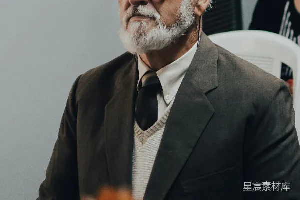 黑色西装上衣的男人戴着眼镜