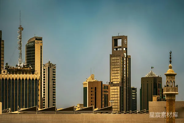 现代 skyscrapers 和 一个清朗天空 下 方的 高塔 和 圣所 石塔