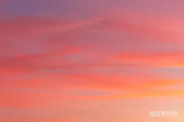 傍晚飞机在天空中飞行