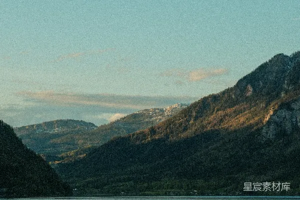 一片被山环绕的大片水域