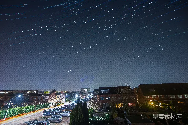 城镇上夜晚天空的延时照片