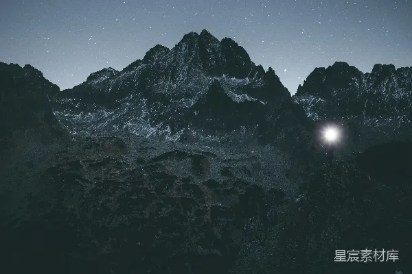 雪山下的星空夜空