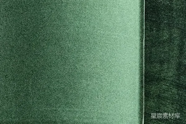 绿色织物放在棕色木桌之上