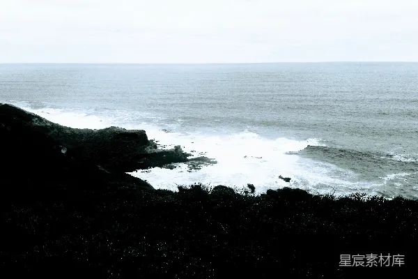 岩石嶙峋的海岸，海浪拍打着它。