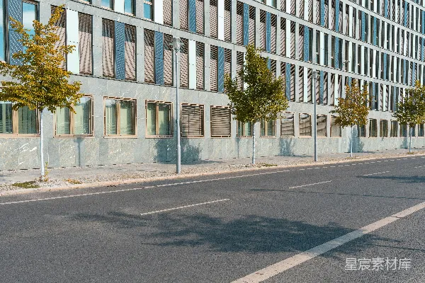 空旷的大楼前面的一条街道