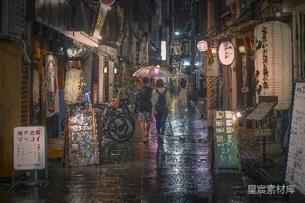 几个人在街上行走，手中拿着雨伞。