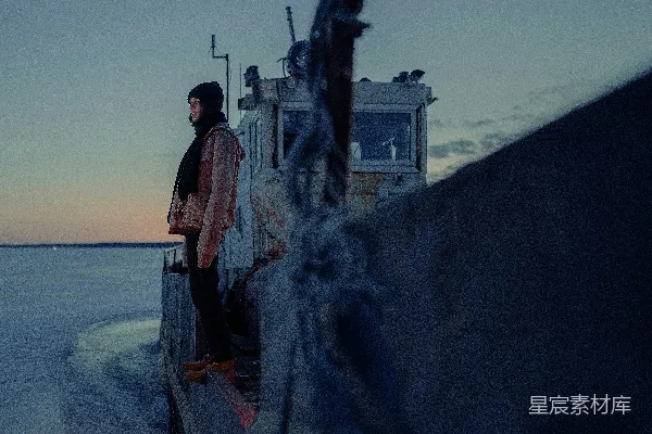 一个男人站在一艘船上的雪地里