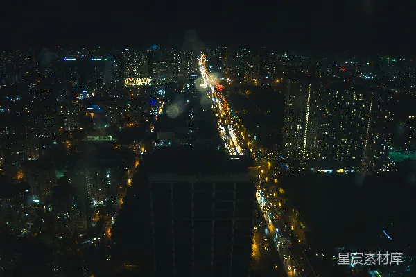 夜晚城市的空中俯瞰图