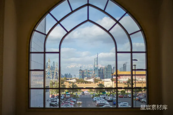 透过 stained glass 窗户看的一片城市景色
