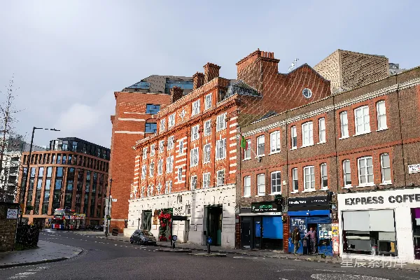 砖砌建筑的街道景观，有商店和咖啡馆。