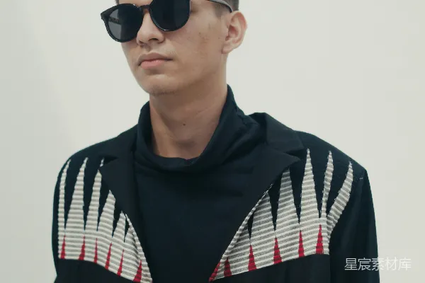 一个戴着太阳镜和黑色夹克的男子