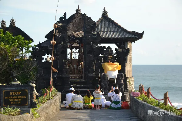 人们在海边的寺庙中祈祷。