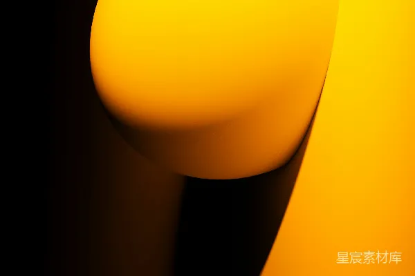 黑背景上一个黄色物体的特写镜头