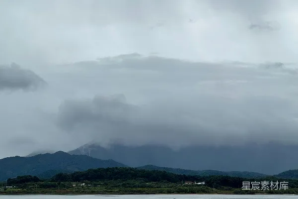 一大片水域在山的背景中。