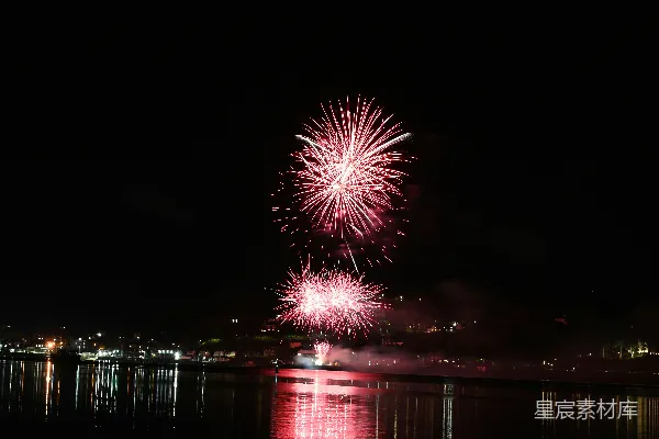 夜空中的烟花表演绽放光彩