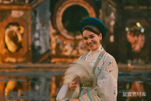 传统越南女性着装者手持扇子