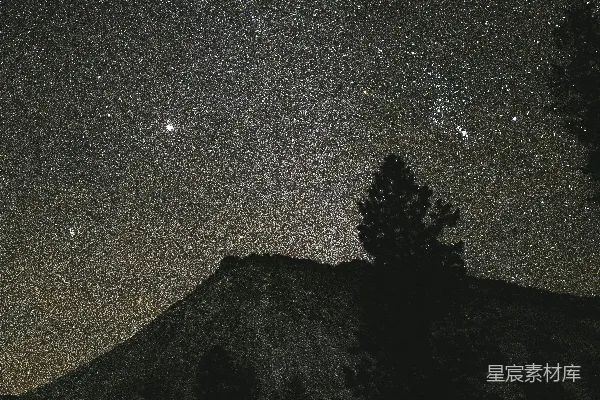 星空下的山峰剪影。