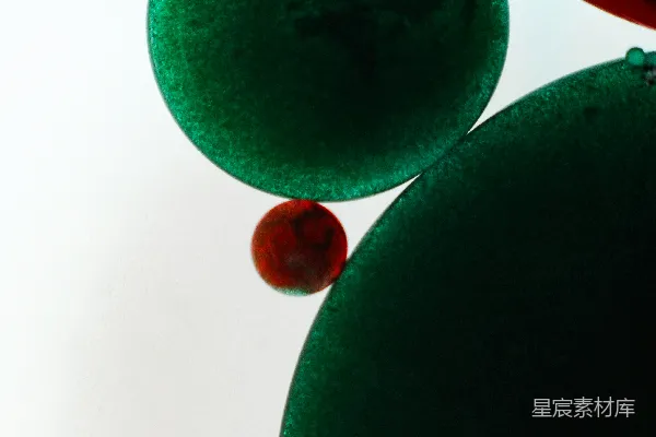 高清摄影 桌面上放着一排绿色的球。