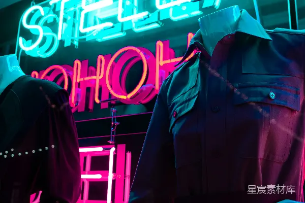 黑色衣服的男人站在蓝色和白色开放霓虹标识旁边