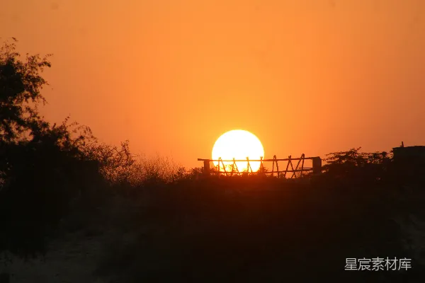 夕阳西下，将天空染成橙色。