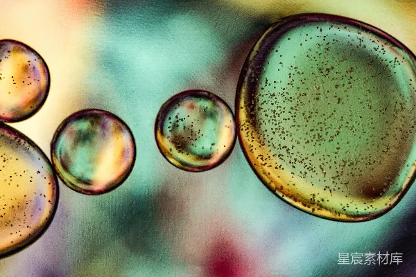 高清摄影 色彩斑斓的油滴和水珠抽象背景。