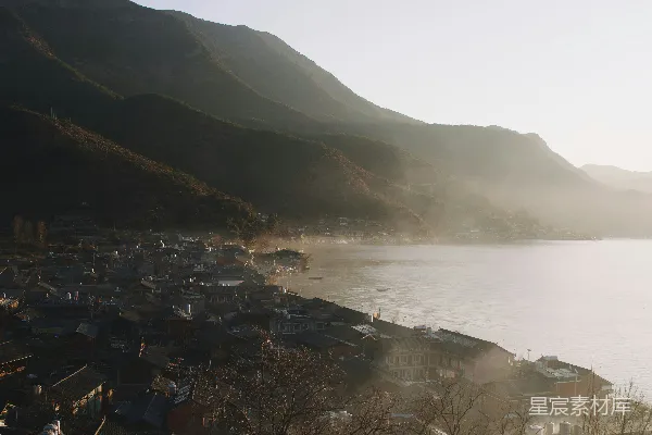 被山和房屋环绕的水域