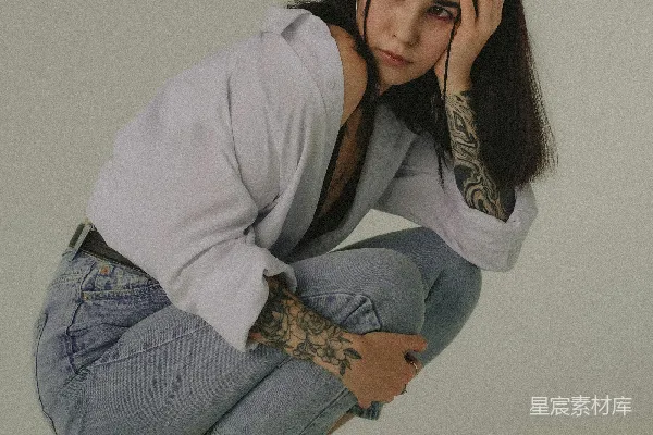 一个女子跪在地上用手捂住自己的头