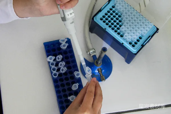 高清摄影 科学家正在实验室里使用移液管。