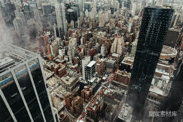 高楼林立的城市全景。