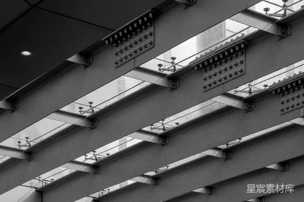 现代建筑结构采用钢梁和玻璃天花板。